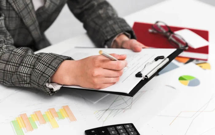 Kostenvoranschlag oder Gutachten – Was ist wann sinnvoll? Wann lohnt sich ein Gutachten, wann reicht ein Kostenvoranschlag aus? Wir zeigen die Unterschiede, den Ablauf & geben Ihnen Tipps zur Entscheidung.