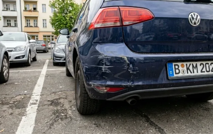 Parkrempler – Was tun, wer zahlt und wann droht Fahrerflucht? Ist ein Parkrempler ein Unfallschaden? Hier lesen Sie, wann Sie die Polizei informieren sollten, welche Versicherung zahlt und ob ein Gutachten nötig ist.